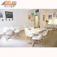 純白的餐廳設計加「神話」的主調橙色，還掛滿神話歷來的海報，簡潔猶如在家一樣。