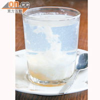 滾水蛋對新一代的90後可能較為陌生，喝前先攪拌蛋黃再加沙糖，是傳統「茶記」的秋冬滋潤之選。