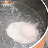 水波蛋只需用滾水煮2分鐘就可以做到流心狀。