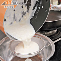 做芝士白醬時，加入麵粉後可用隔篩過濾麵粉粒，做出幼滑的醬汁。