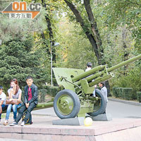 潘菲洛夫公園為紀念二戰對抗納粹軍的28壯士而建，園內有不少與軍事有關的大型擺設。