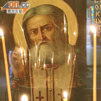 歷史過百年的東正教教堂，燭光常亮不息。