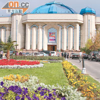始終是游牧民族，中央國立博物館頂如帳篷，充滿哈薩克民族色彩。