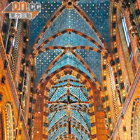 St. Mary's Basilica內的裝潢金碧輝煌，加上藍藍綠綠的玻璃彩繪，壯觀得令人驚嘆。