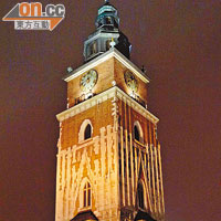 高高的Town Hall Tower是中央廣場重要地標之一。
