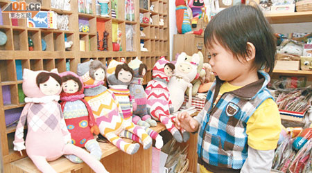 廣告開口埋口話香港係國際都會，難道就連幾隻可愛的手作襪子娃娃都容不下？