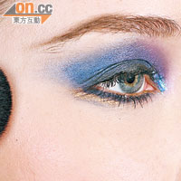 Steps 3：以大號粉掃將胭脂塗於臉頰和上眉骨，打造清新動人的亮光。