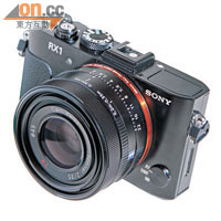 35mm F2大光圈蔡司鏡頭上可見橙色環，代表全片幅設計。