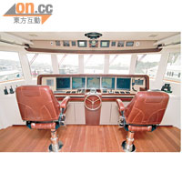 為方便船長操控，駕駛艙都會配備大型航海儀器。