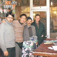 伊朗市集的店主十分好客，明知冇幫襯，遇到遊客要求合照，不加拒絕之餘，更會請對方喝茶。