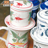 滴漏咖啡是越南必試之選，瓷製滴漏咖啡杯自然也成為必買手信，VND200,000（約HK$74）。
