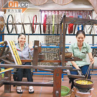 部分燈籠店設有工作坊，展示抽絲剝繭、編織絲綢到製作燈籠的過程。