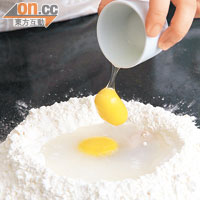 製法：<BR>1. 把椰絲、鹽、煉奶放入大碗內拌勻，再加軟牛油，最後加蛋液拌勻。將麵糰及所有材料，搓至光滑，加入牛油再搓至柔滑，可伸延薄膜。 