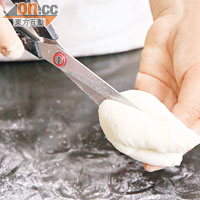 3. 壓平麵糰，平均放入椰絲餡，捲成棒條棒條對摺，中間剪開成心形。再發酵約30分鐘至7成，塗上蛋液，180℃焗約15分鐘。 