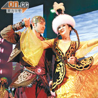 舞蹈員先後穿上新疆不同民族的傳統服裝，在台上一展舞藝。