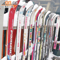 場內的滑雪用具齊備，由大人到細路尺碼都有，而且全都達到國際標準。