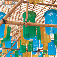 主場館＠荃灣公園廣場 <br>策展人吳文正的作品，其天燈陣由數以百頂客家帽子改造而成。