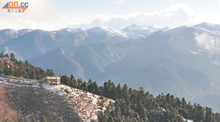 色季拉山上的觀景台，遙對南迦巴瓦山的主峰。