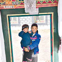 五寨中有30多戶人家，藏民都很友善，還會接待遊客。