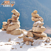 疊石又稱「嘛呢堆」，西藏當地常見，有祝福祈願之意。