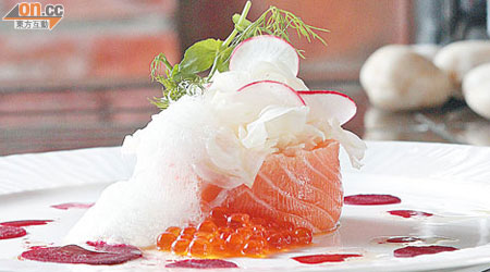 Salmon（晚餐前菜）<br>新鮮的三文魚油脂甘香豐潤，配上用分子料理概念製成的骨膠原泡泡，女士們至愛。