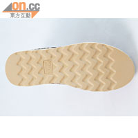 鞋底鋸齒坑紋防滑功能一般，不太適宜用來走山溪路段，走得多亦容易磨蝕鞋底。