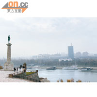 觀景台可看到多瑙河跟薩瓦河，是旅客必到之地。