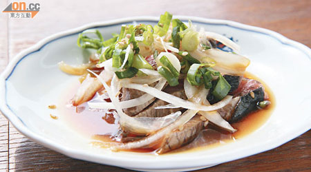 將燒好的鰹魚切片，並加入葱、蒜等配料及澆上柑桔醋，即成著名的鰹魚Tataki！