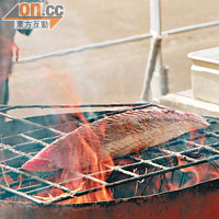 稻草易燃，火勢會迅速加強並燒盡，令鰹魚外層燒熟。
