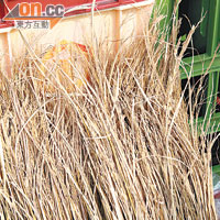 乾稻草是收割稻米後剩下的「農餘」，用以製作鰹魚Tataki可謂物盡其用。