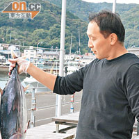 先揀條結實又帶光澤的鰹魚，起肉去骨，師傅起骨工夫厲害，一分肉也沒有浪費。