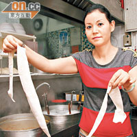 老闆娘阿玉每天搓製麵條，這長兩呎多、闊3厘米的Biang Biang麵像皮帶般又長又粗。