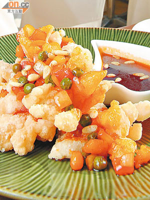 錦繡松子魚<br>用番茄、洋葱、青豆和醋等煮成的醬汁很開胃，中和了炸魚的油膩感。與松子同吃，口感豐富，是另一款新菜式。