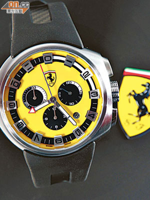 F1 PODIUM WATCH YELLOW<br>黃色錶肉與黑色錶帶形成強烈對比，錶面直徑44mm配合銀色金屬錶殼，令人有高高在上的感覺。售價：$5,200