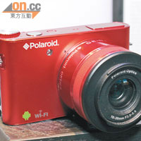 Polaroid iM1836為首部可換鏡Android相機，可裝上10~30mm鏡頭。