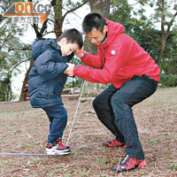 在導師協助下，小營友須挑戰低結構繩網，訓練膽量。