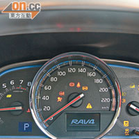 三圈儀錶板清晰顯示各項行車資訊。