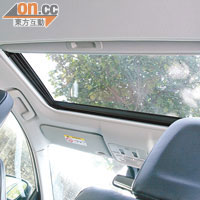 電動天窗屬Luxury版本配備，可享開揚景致。