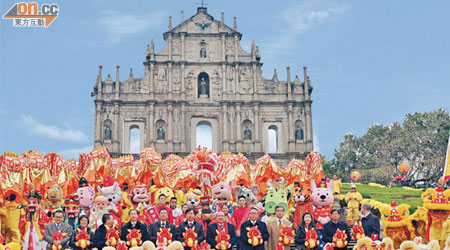 每年春節大三巴都有舞龍舞獅表演，場面熱鬧。