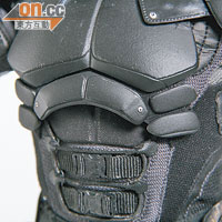 為還原電影中複雜又貼身的裝甲造型，盔甲採用分件處理。