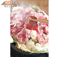 北海道鐵板燒鍋 $98<br>北海道傳統的燒肉鄉土料理。以中心凸起鐵鍋部分燒製肉類，旁邊的坑位則以燒肉滲出的肉汁烹調蔬菜，還有3款醬汁選擇，野菜盡收燒肉的精華。