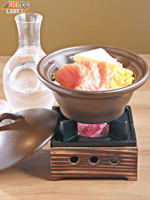 北海道壺炊飯 $65<br>日本各地流行的小沙鍋飯，在北海道當然要就地取材，選用當地新鮮食材，包括海鮮、煙肉薯仔、番茄肉醬等，配以特別挑選的快炊米，只需20分鐘就能吃到。