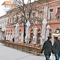 連接自由廣場的Zmaj Jovina Street，街上盡是古典建築。