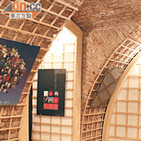 到訪時，畫廊展出了由Radosevic設計的書刊封面。
