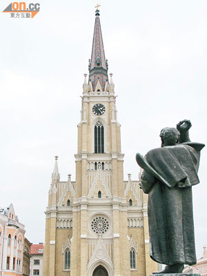 自由廣場內最突出的建築，非高逾70米的The Name of Mary Church莫屬。