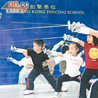 小朋友從課程中學習劍擊的基本步法、進攻和防守技巧。