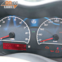 簡約錶板組合以雙圓錶為基準，車速計最高刻度更達到300km/h。