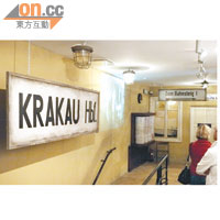 納粹黨侵佔克拉科夫後，強行將當地火車站及街道換上德國名字。