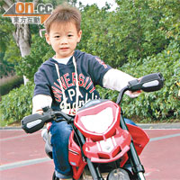 Peg Perego Hypermotard：設計以真實電單車為藍本，火紅色車身，有型有款，即使是慢速前進，仍能Feel到少許風馳電掣的暢快感。$7,890（a）