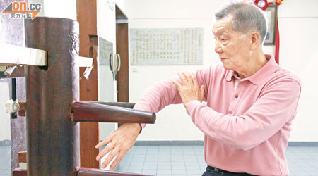 葉師傅雖然已年過80，仍每星期兩天在體育館教授詠春，致力將詠春傳揚開去。